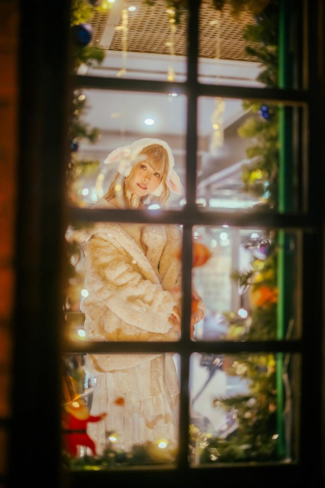 哈尔滨冬季乐园的奇妙之旅：coser ElyEE子的温馨体验