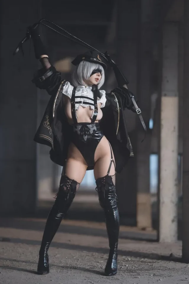 性感与酷帅的碰撞:Coser云溪溪演绎全新女警版尤尔哈2B 性感与酷帅的碰撞:Coser云溪溪演绎全新女警版尤尔哈2B