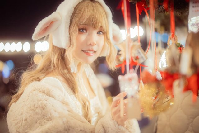 哈尔滨冬季乐园的奇妙之旅：coser ElyEE子的温馨体验