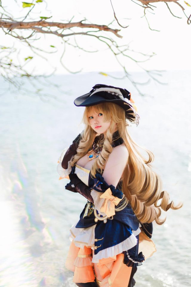 风中绽放的娜维娅:coser 格蕾丝化身性感漂亮的刺玫会长 风中绽放的娜维娅:coser 格蕾丝化身性感漂亮的刺玫会长